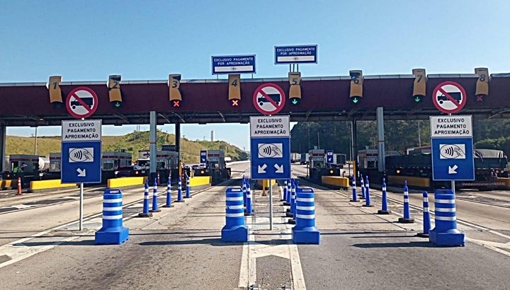 Praça de pedágio da Via Dutra (BR-116), usada pra ir de São Paulo a Aparecida.