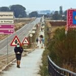 Diversos peregrinos percorrem à pé o Camino de Santiago, na Espanha - foto Schwenk - Pixabay
