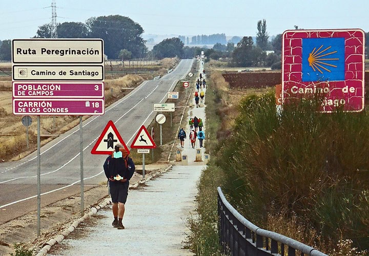 Diversos peregrinos percorrem à pé o Camino de Santiago, na Espanha - foto Schwenk - Pixabay