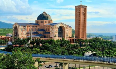 Aparecida entre dois mundos: a excelência do Santuário e os desafios da cidade