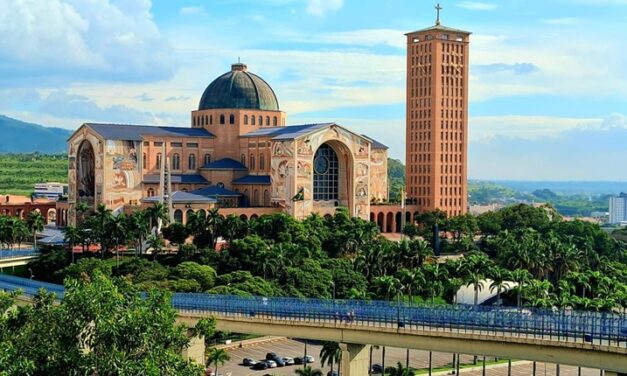 Aparecida entre dois mundos: a excelência do Santuário e os desafios da cidade