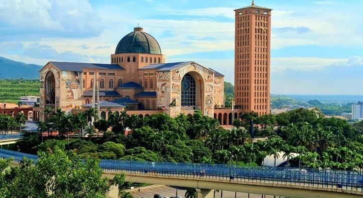 Aparecida entre dois mundos: a excelência do Santuário e os desafios da cidade