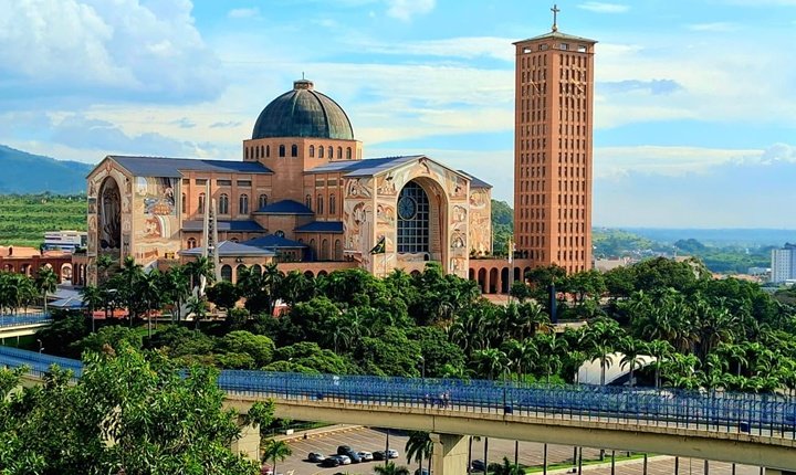 Santuário Nacional de Nossa Senhora Aparecida e Passarela da Fé - Aparecida, SP - foto Sidnesio Moura