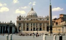 Fiéis diante da Basílica de São Pedro, no Vaticano - foto Ryszard Zaleski - Pexels