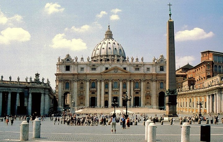 Fiéis diante da Basílica de São Pedro, no Vaticano - foto Ryszard Zaleski - Pexels