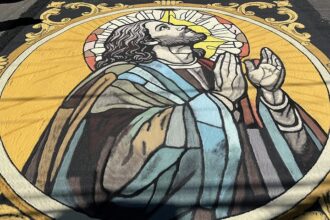 Imagem de Jesus olhando para o céu em tapete da procissão de Corpus Christi na cidade de Viana, ES