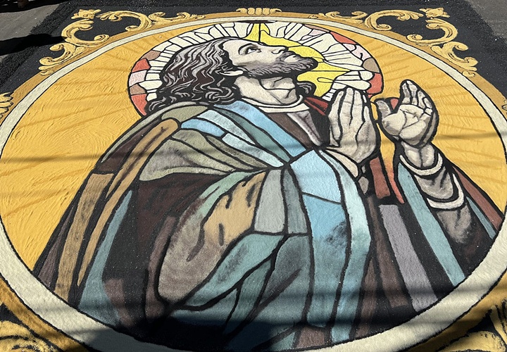Imagem de Jesus olhando para o céu em tapete da procissão de Corpus Christi na cidade de Viana, ES