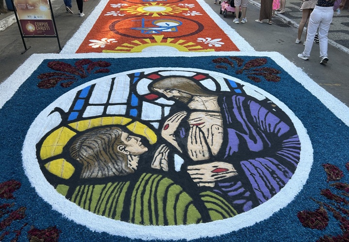 Imagem de Jesus Cristo e homem em tapete da procissão de Corpus Christi na cidade de Viana, ES