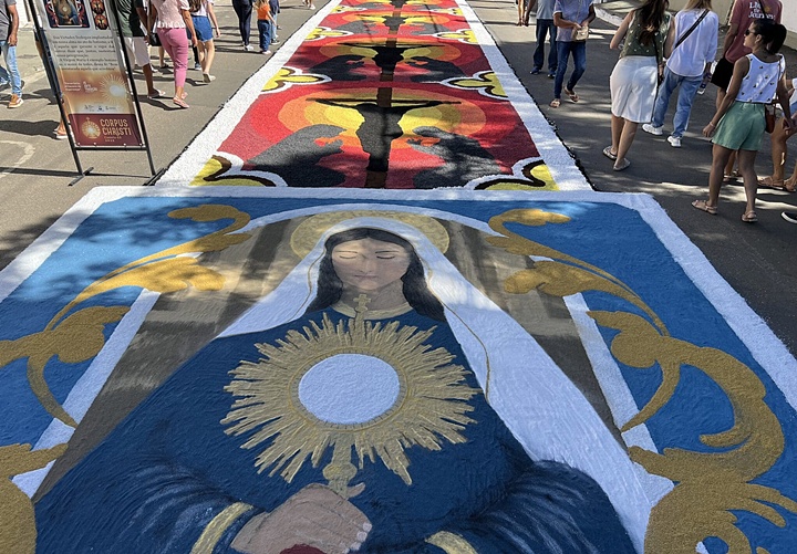 Imagem de Nossa Senhora em tapete da procissão de Corpus Christi na cidade de Viana, ES
