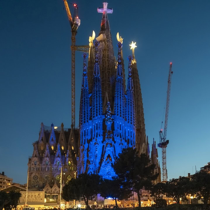Vista noturna da Basílica da Sagrada Familia, em Barcelona, na Espanha, com a Torre de Jesus Cristo já terminada