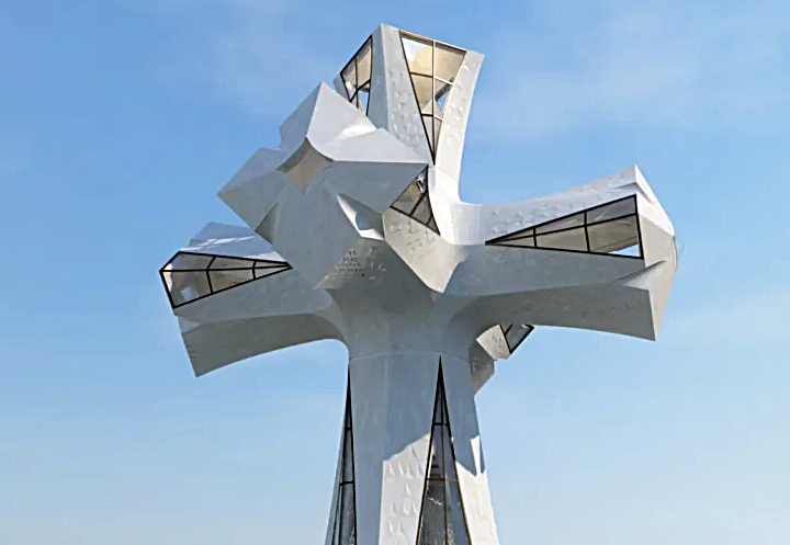 Cruz instalada no topo da Torre de Jesus Cristo, na Basílica da Sagrada Família, em Barcelona, na Espanha
