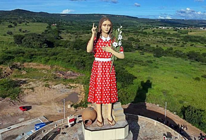 Estátua de Menina Benigna, em Santana do Cariri, Ceará, atrativo de turismo religioso