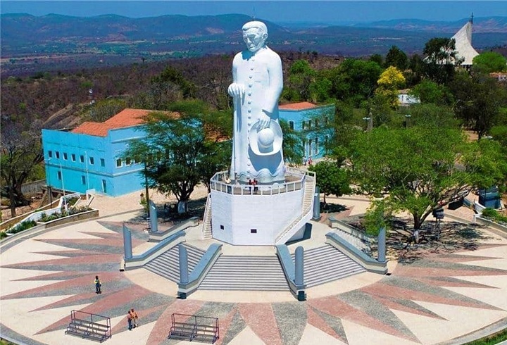 Estátua de Padre Cícero, em Juazeiro do Norte, Ceará, atrativo de turismo religioso