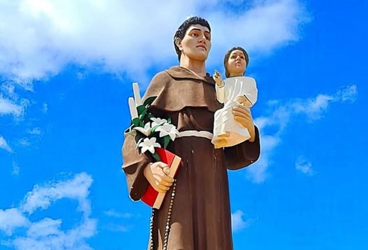 Estátua de Santo Antonio, em Barbalha, Ceará, atrativo de turismo religioso