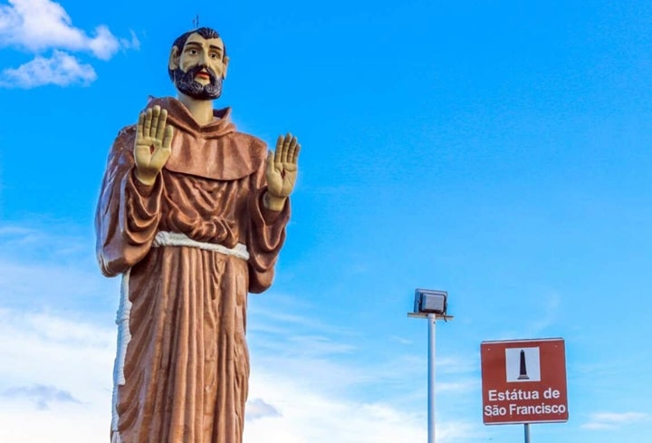 Estátua de São Francisco das Chagas, em Canindé, Ceará, atrativo de turismo religioso