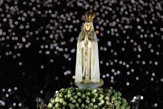 Imagem original de Nossa Senhora de Fátima na tradicional procissão de velas do Santuário de Fátima, em Fátima, Portugal - imagem divulgação fatima.pt