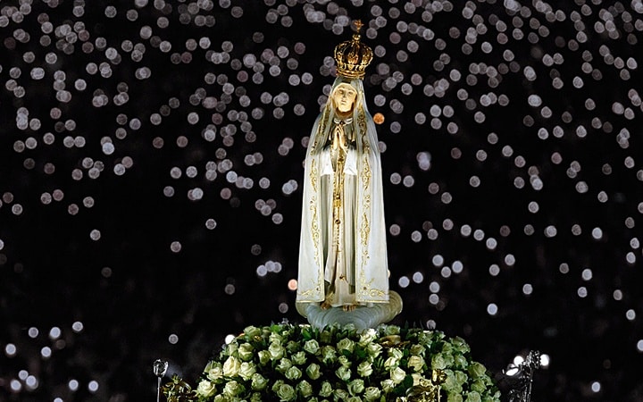 Imagem original de Nossa Senhora de Fátima na tradicional procissão de velas do Santuário de Fátima, em Fátima, Portugal - imagem divulgação fatima.pt