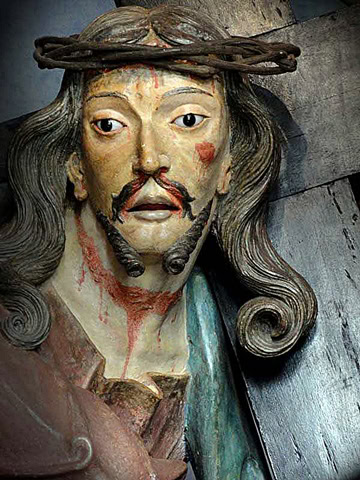 Jesus carregando cruz, obra de Aleijadinho em capela dos Passos da Paixão, em Congonhas, MG. Foto Ricardo Frantz - Wikimedia