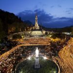 Procissão noturna à luz de velas no Santuário de Lourdes, na França - imagem Pierre Vincent - SNDL
