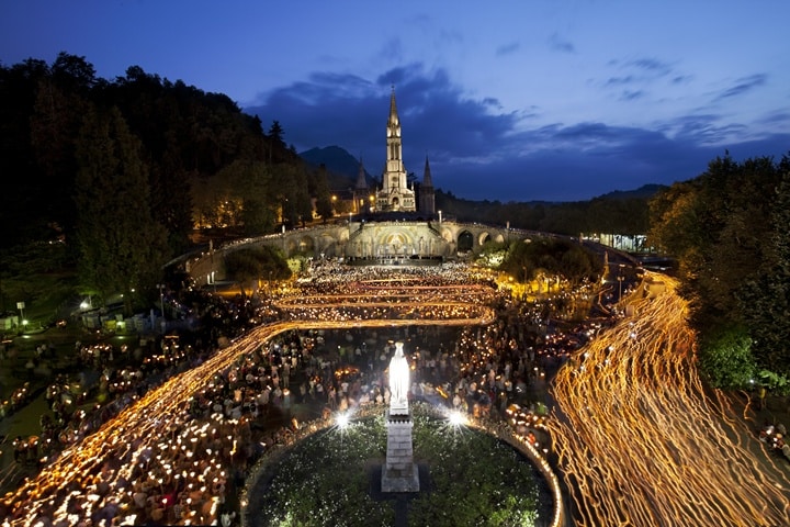 Procissão noturna à luz de velas no Santuário de Lourdes, na França - imagem Pierre Vincent - SNDL