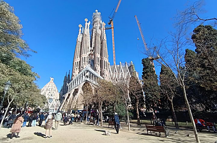 Vista diurna da Basílica da Sagrada Familia, em Barcelona, na Espanha, com a Torre de Jesus Cristo já terminada
