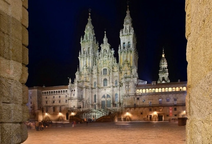 Vista noturna da Catedral de Santiago de Compostela e da Praça do Obradoiro - divulgação Catedral de Santiago