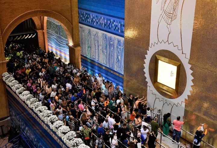 Devotos no corredor em frente ao nicho com a imagem de Nossa Senhora Aparecida, no Santuário Nacional em Aparecida, SP - foto divulgação a12 
