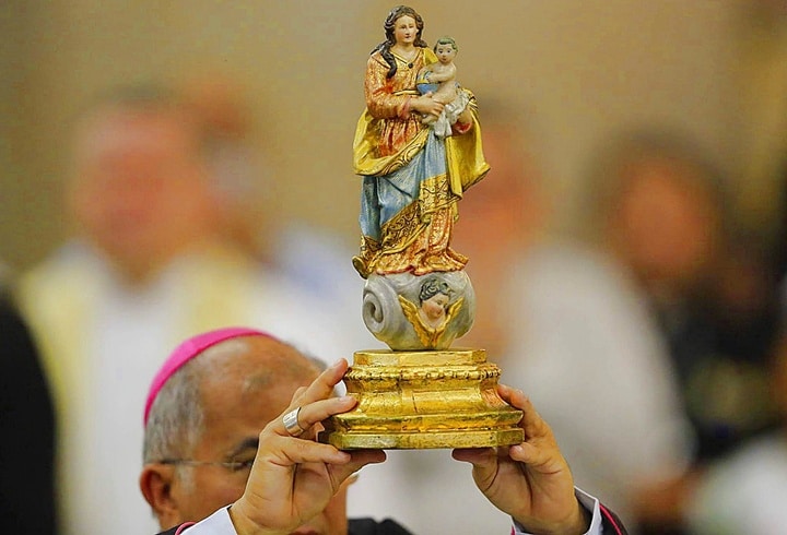 Imagem original de Nossa Senhora de Nazaré sem o seu manto, após ser retirada do seu nicho no Glória da Basílica de Nazaré - divulgação Agência Pará