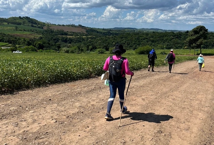 Peregrinos percorrem o Cminho Iniciático de Santiago de Compostela, no Paraná - Diocese de Campo Mourão - divulgação