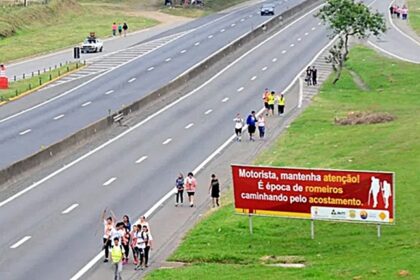 Pessoas caminam pelos perigosos acostamentos da Via Dutra para ir a Aparecida - reprução portalR3