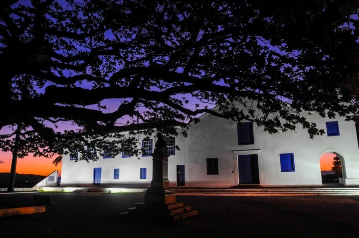 Vista ao entardecer do Santuário Nacional de São José de Anchieta, atrativo de turismo religioso na cidade de Anchieta, no Espírito Santo - foto Viktor Kubini - MTur