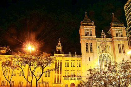 Vista noturna da fachada do Mosteiro de São Bento, no centro de São Paulo - foto Caio Pimenta