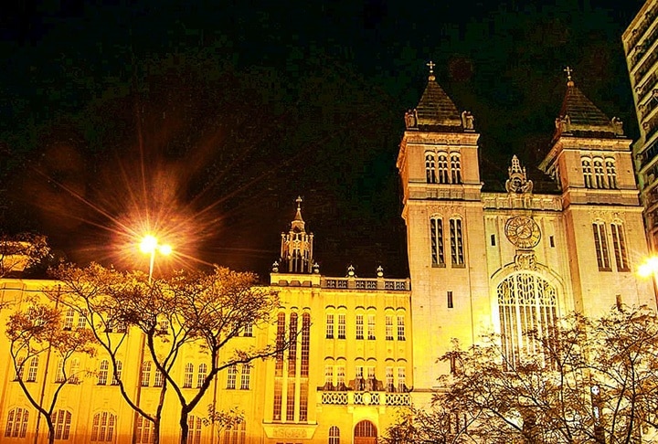 Vista noturna da fachada do Mosteiro de São Bento, no centro de São Paulo - foto Caio Pimenta