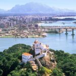 Vista do Convento da Penha, em Vila Velha, atrativo de turismo religioso no Espírito Santo, com a cidade de Vitória ao fundo - foto Tadeu Bianconi