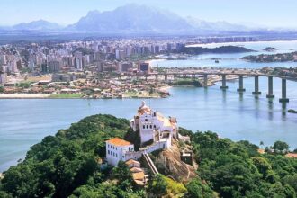 Vista do Convento da Penha, em Vila Velha, atrativo de turismo religioso no Espírito Santo, com a cidade de Vitória ao fundo - foto Tadeu Bianconi