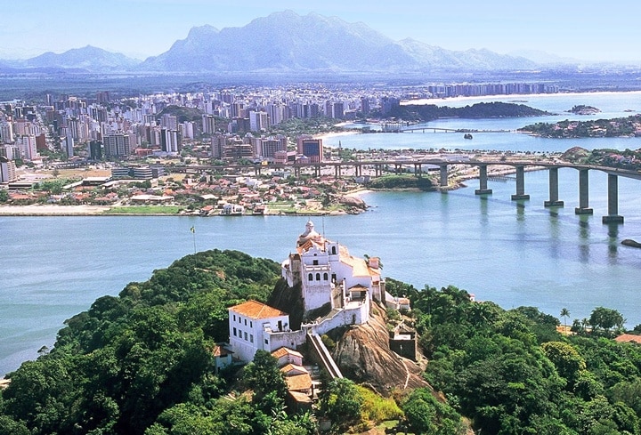 Vista do Convento da Penha, em Vila Velha, atrativo de turismo religioso no Espírito Santo, com a cidade de Vitória ao fundo - foto Tadeu Bianconi