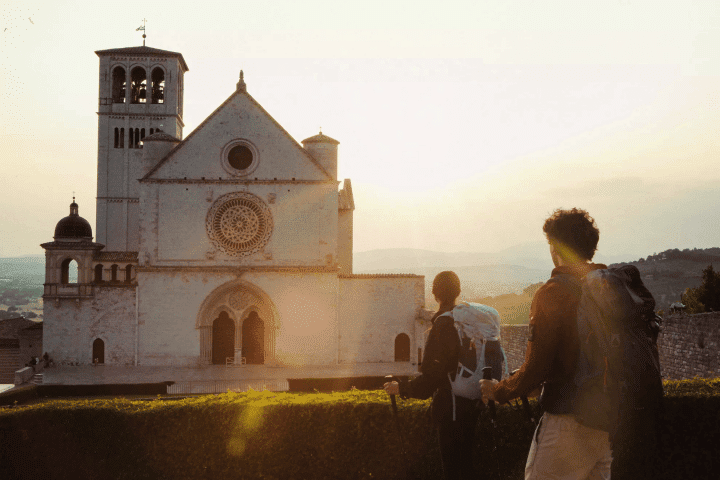 Peregrinos em frente à Basílica de São Francisco em Assis, na Itália - foto Tourismmedia Italia